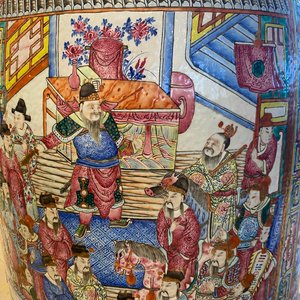 Une paire de vases de taille exceptionelle en porcelaine de Chine famille rose, 19ème — photo 97