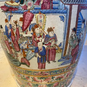 Une paire de vases de taille exceptionelle en porcelaine de Chine famille rose, 19ème — photo 98