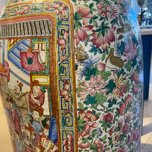Une paire de vases de taille exceptionelle en porcelaine de Chine famille rose, 19ème — photo 100