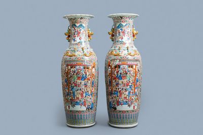 Une paire de vases de taille exceptionelle en porcelaine de Chine famille rose, 19ème