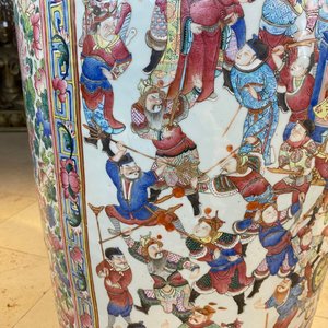 Une paire de vases de taille exceptionelle en porcelaine de Chine famille rose, 19ème — photo 101