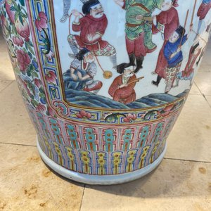 Une paire de vases de taille exceptionelle en porcelaine de Chine famille rose, 19ème — photo 103