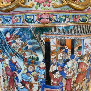 Une paire de vases de taille exceptionelle en porcelaine de Chine famille rose, 19ème — photo 104