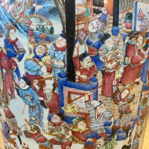 Une paire de vases de taille exceptionelle en porcelaine de Chine famille rose, 19ème — photo 105