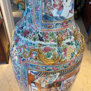Une paire de vases de taille exceptionelle en porcelaine de Chine famille rose, 19ème — photo 121