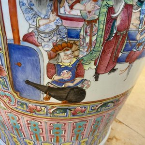 Une paire de vases de taille exceptionelle en porcelaine de Chine famille rose, 19ème — photo 125