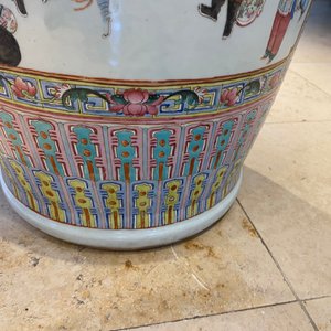 Une paire de vases de taille exceptionelle en porcelaine de Chine famille rose, 19ème — photo 127