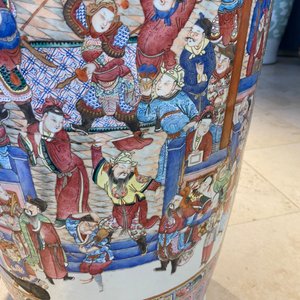 Une paire de vases de taille exceptionelle en porcelaine de Chine famille rose, 19ème — photo 128