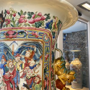 Une paire de vases de taille exceptionelle en porcelaine de Chine famille rose, 19ème — photo 134