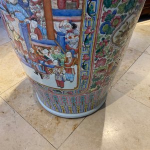 Une paire de vases de taille exceptionelle en porcelaine de Chine famille rose, 19ème — photo 142