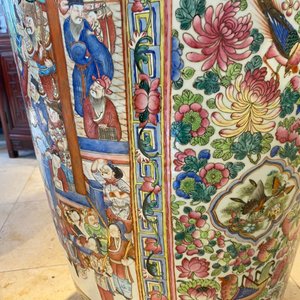 Une paire de vases de taille exceptionelle en porcelaine de Chine famille rose, 19ème — photo 147