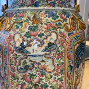 Une paire de vases de taille exceptionelle en porcelaine de Chine famille rose, 19ème — photo 152