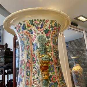 Une paire de vases de taille exceptionelle en porcelaine de Chine famille rose, 19ème — photo 154