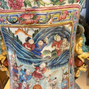 Une paire de vases de taille exceptionelle en porcelaine de Chine famille rose, 19ème — photo 17