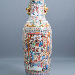 Une paire de vases de taille exceptionelle en porcelaine de Chine famille rose, 19ème — photo 2