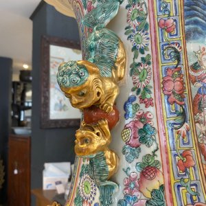 Une paire de vases de taille exceptionelle en porcelaine de Chine famille rose, 19ème — photo 23