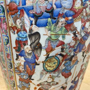 Une paire de vases de taille exceptionelle en porcelaine de Chine famille rose, 19ème — photo 29