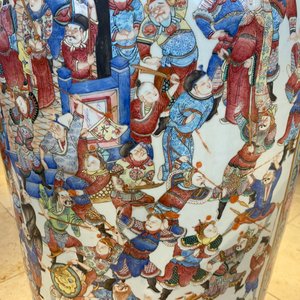 Une paire de vases de taille exceptionelle en porcelaine de Chine famille rose, 19ème — photo 32