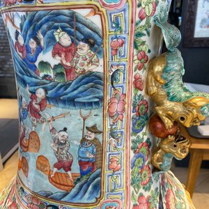 Une paire de vases de taille exceptionelle en porcelaine de Chine famille rose, 19ème — photo 36