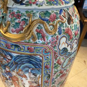 Une paire de vases de taille exceptionelle en porcelaine de Chine famille rose, 19ème — photo 38