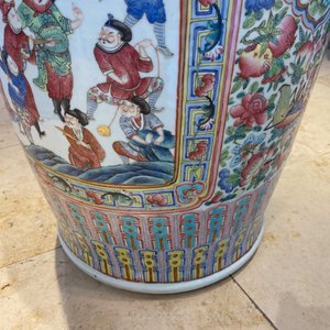 Une paire de vases de taille exceptionelle en porcelaine de Chine famille rose, 19ème — photo 42