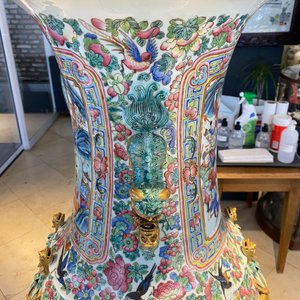 Une paire de vases de taille exceptionelle en porcelaine de Chine famille rose, 19ème — photo 44