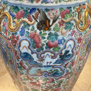 Une paire de vases de taille exceptionelle en porcelaine de Chine famille rose, 19ème — photo 47