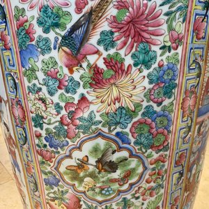 Une paire de vases de taille exceptionelle en porcelaine de Chine famille rose, 19ème — photo 49