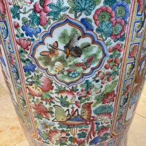 Une paire de vases de taille exceptionelle en porcelaine de Chine famille rose, 19ème — photo 50