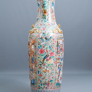 Une paire de vases de taille exceptionelle en porcelaine de Chine famille rose, 19ème — photo 5