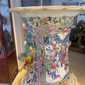 Une paire de vases de taille exceptionelle en porcelaine de Chine famille rose, 19ème — photo 52