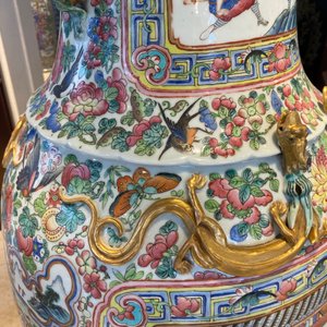 Une paire de vases de taille exceptionelle en porcelaine de Chine famille rose, 19ème — photo 54