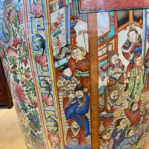 Une paire de vases de taille exceptionelle en porcelaine de Chine famille rose, 19ème — photo 56
