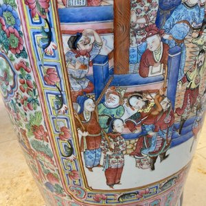 Une paire de vases de taille exceptionelle en porcelaine de Chine famille rose, 19ème — photo 58