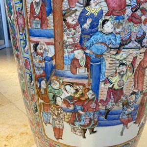 Une paire de vases de taille exceptionelle en porcelaine de Chine famille rose, 19ème — photo 67