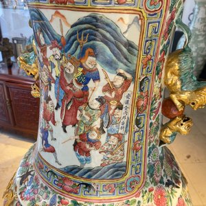 Une paire de vases de taille exceptionelle en porcelaine de Chine famille rose, 19ème — photo 70