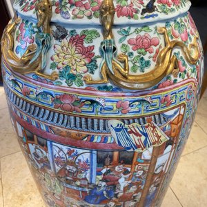 Une paire de vases de taille exceptionelle en porcelaine de Chine famille rose, 19ème — photo 73
