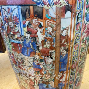 Une paire de vases de taille exceptionelle en porcelaine de Chine famille rose, 19ème — photo 79