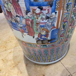 Une paire de vases de taille exceptionelle en porcelaine de Chine famille rose, 19ème — photo 82