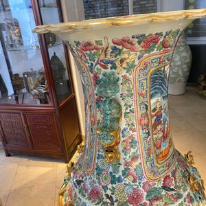 Une paire de vases de taille exceptionelle en porcelaine de Chine famille rose, 19ème — photo 83