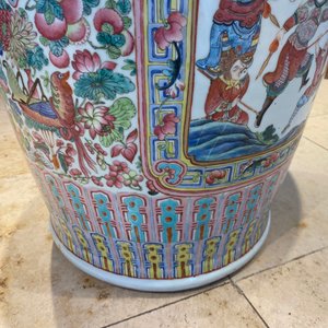 Une paire de vases de taille exceptionelle en porcelaine de Chine famille rose, 19ème — photo 90