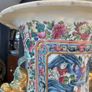 Une paire de vases de taille exceptionelle en porcelaine de Chine famille rose, 19ème — photo 94