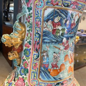 Une paire de vases de taille exceptionelle en porcelaine de Chine famille rose, 19ème — photo 95