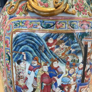 Une paire de vases de taille exceptionelle en porcelaine de Chine famille rose, 19ème — photo 99