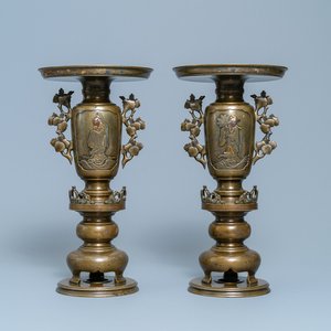 Une paire de vases de type usubata en bronze incrusté d'or, d'argent et de cuivre, Japon, Meiji, 19ème — photo 1