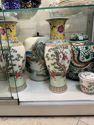 Une paire de vases, deux pots et une boîte couverte en porcelaine de Chine famille rose, 19/20ème — photo 1