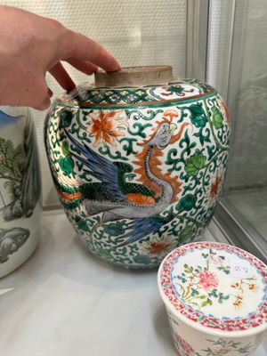 Une paire de vases, deux pots et une boîte couverte en porcelaine de Chine famille rose, 19/20ème — photo 13