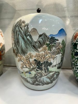 Une paire de vases, deux pots et une boîte couverte en porcelaine de Chine famille rose, 19/20ème — photo 16