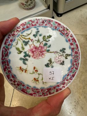 Une paire de vases, deux pots et une boîte couverte en porcelaine de Chine famille rose, 19/20ème — photo 6