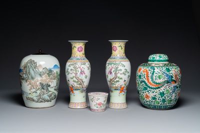Une paire de vases, deux pots et une boîte couverte en porcelaine de Chine famille rose, 19/20ème